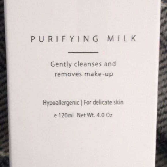 Purifying Milk Makeup Remover - White - Picture 4 of 4